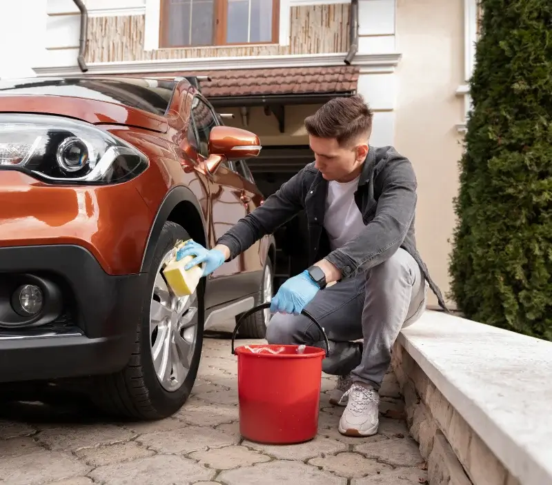 Lavage auto à domicile Saint-Romain-de-Lerps : professionnel intervenant sur un véhicule